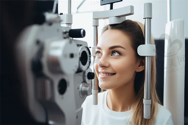 眼科专家分享：眼睛干涩视力模糊的治疗方法及注意事项