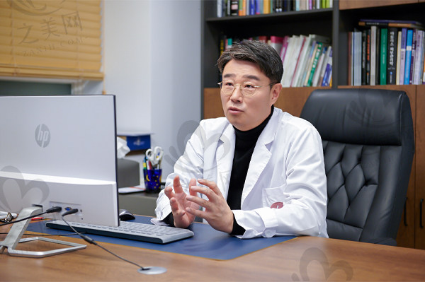 韩国俪伴整形外科的代表院长郑渊豪