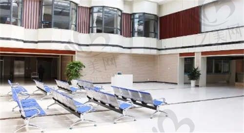 成都华厦眼科近视手术价格仅7800元起，可24小时在线预约！