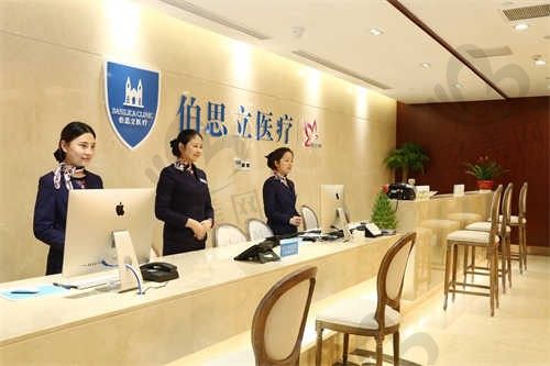 上海伯思立医疗美容门诊部沈国雄隆胸修复费用价格表:自体脂肪隆胸修复15000元起,假体隆胸修复20000元起