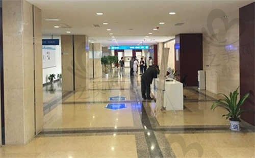 江西新视界眼科医院宁财文白内障超声乳化手术价格5300元起，正规眼科技术很靠谱