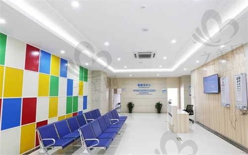 温州明乐眼科医院蔡迎晖半飞秒白内障1.19W起，看医生简介做眼真的很靠谱！