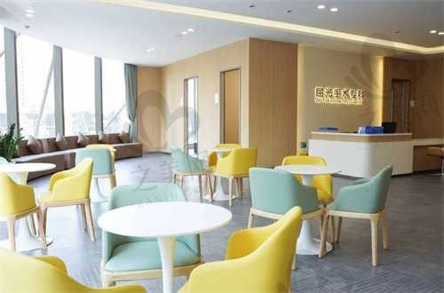 东莞虎门爱尔眼科医院刘斐白内障超声乳化人工晶体植入术4900元起，为您提供安心服务