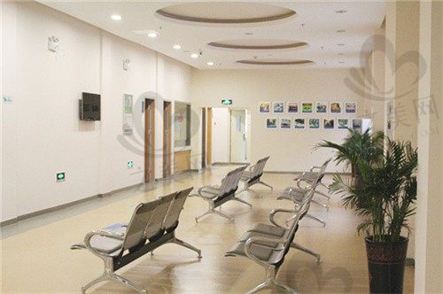  湖州爱尔眼科医院莫百军玻璃体积血手术7000元起，一键解决眼睛问题  