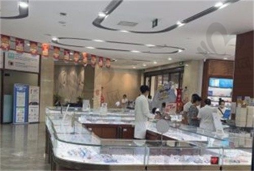 哈尔滨爱尔眼科医院彭绍民半飞秒近视手术价格6800元起，重拾清晰视界